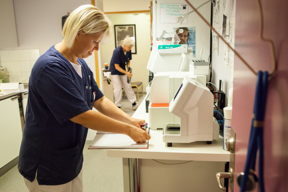 Personal utför tester i ett laboratorium.